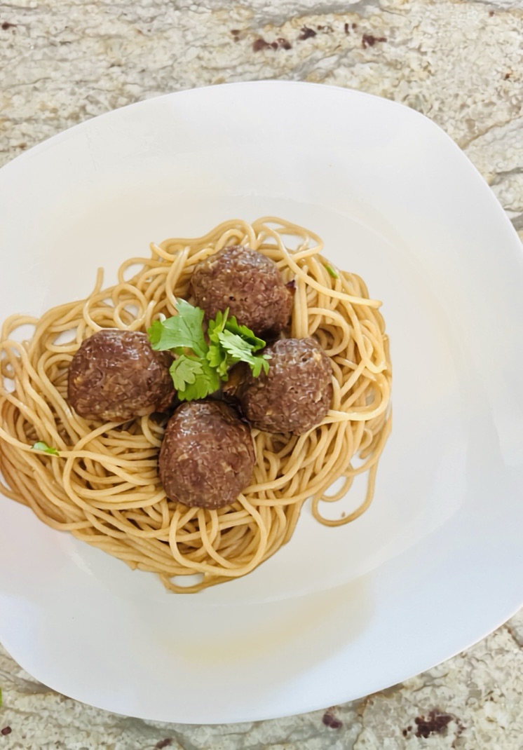 Boulettes de bœuf et nouilles sautées à la sauce&nbsp;soja