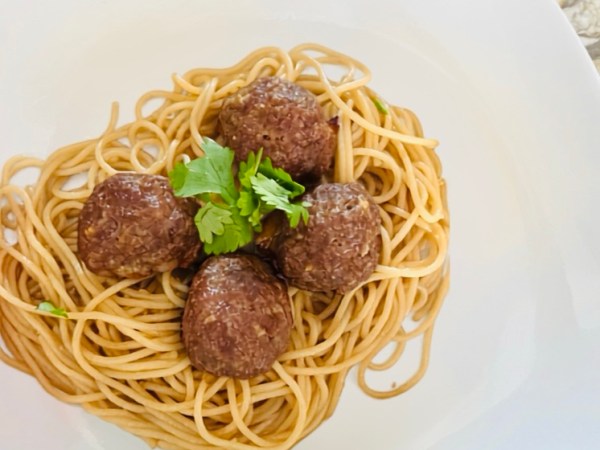 Boulettes de bœuf et nouilles sautées à la sauce&nbsp;soja