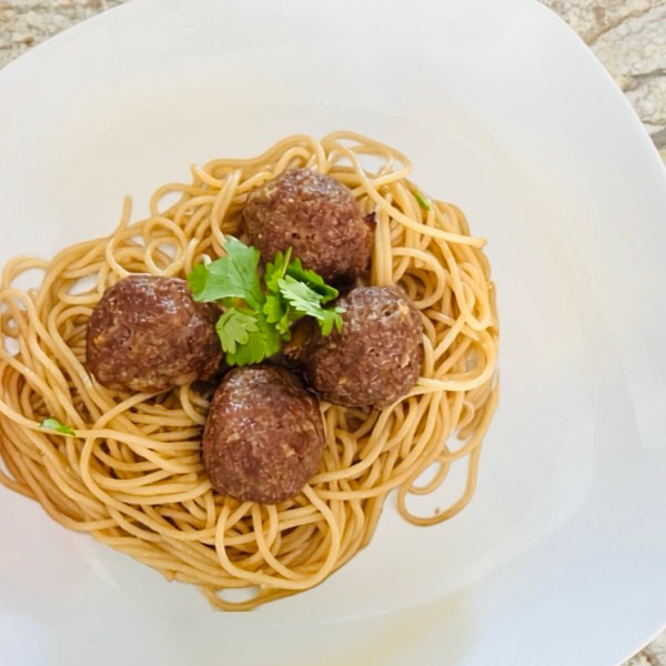 Boulettes de bœuf et nouilles sautées à la sauce&nbsp;soja