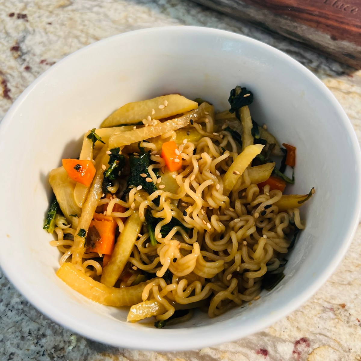 Sauté de ramen, chou-rave et feuilles de&nbsp;rabioles