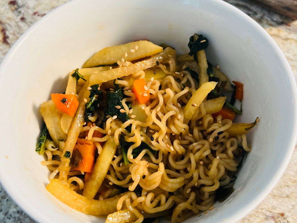 Sauté de ramen, chou-rave et feuilles de&nbsp;rabioles