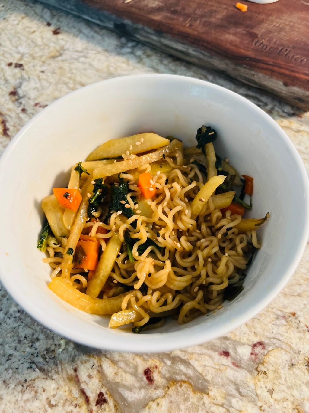 Sauté de ramen, chou-rave et feuilles de&nbsp;rabioles