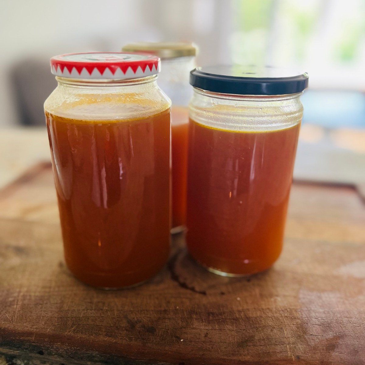 Bouillon de légumes maison fait avec tes vieilles&nbsp;épluchures