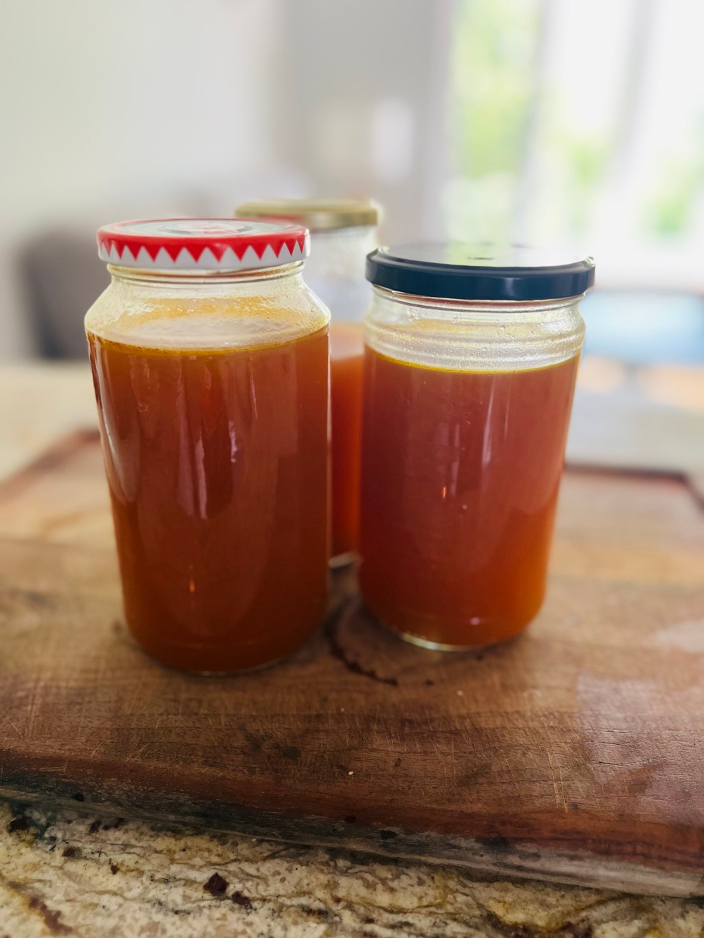 Bouillon de légumes maison fait avec tes vieilles&nbsp;épluchures