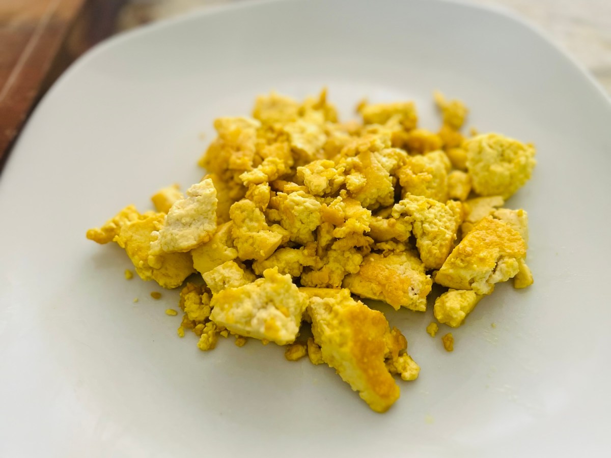 Tofu brouillé au goût d’œuf – 6&nbsp;ingrédients