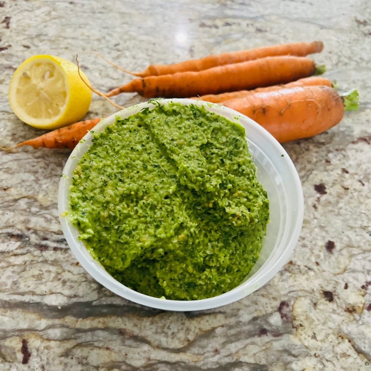 Pesto à la feuille de carottes et fleur d’ail – 7&nbsp;ingrédients