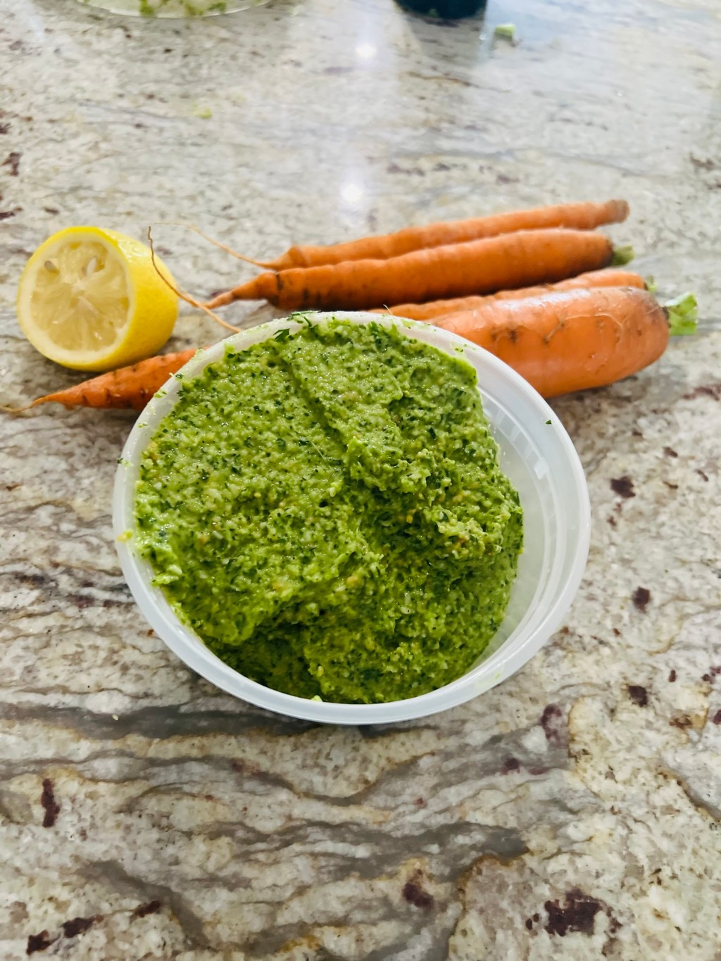 Pesto à la feuille de carottes et fleur d’ail – 7&nbsp;ingrédients